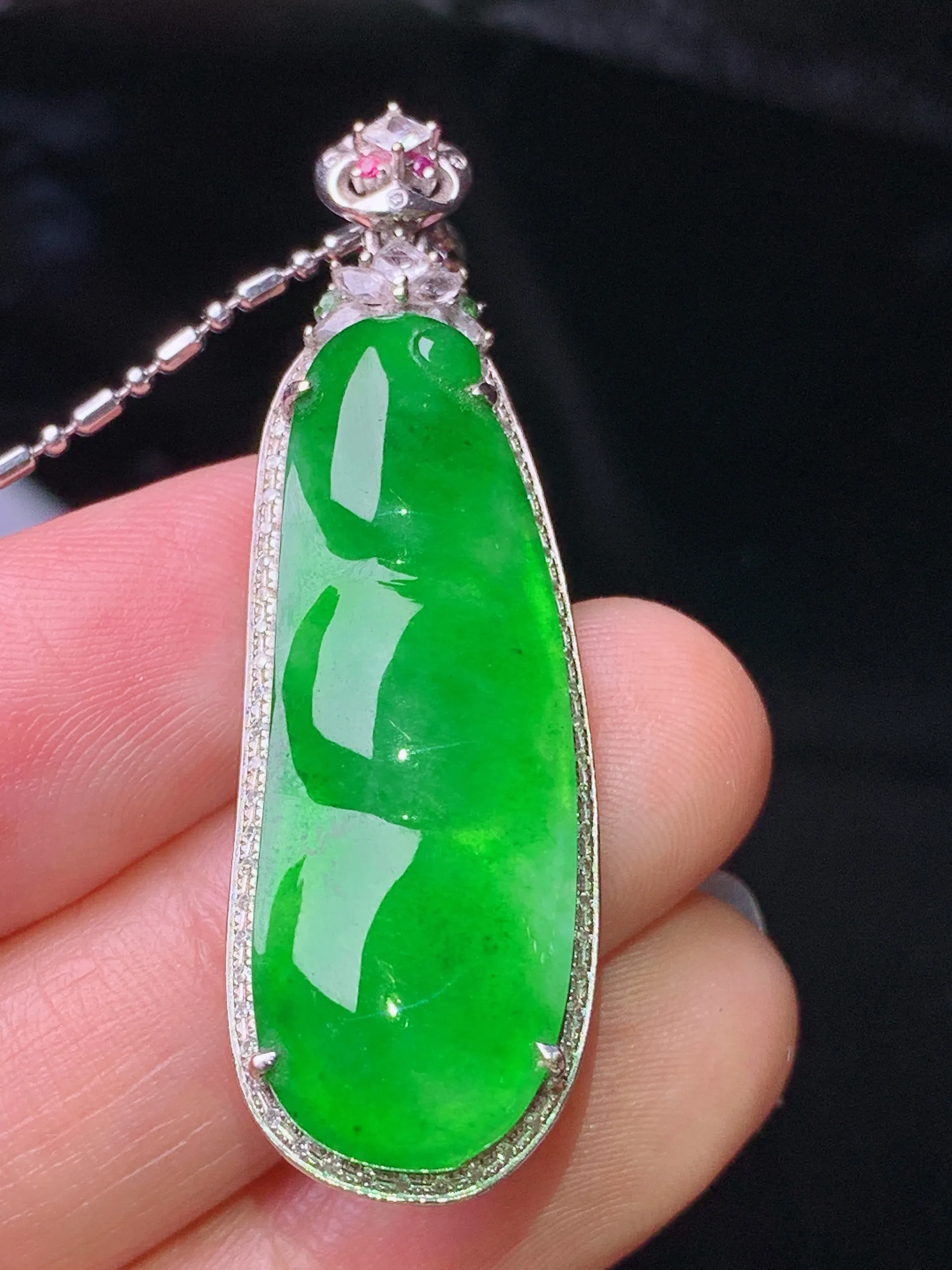 18k金钻镶嵌翠绿四季豆吊坠 玉质细腻 水润亮眼 色泽艳丽 整体尺寸45*14*6.3