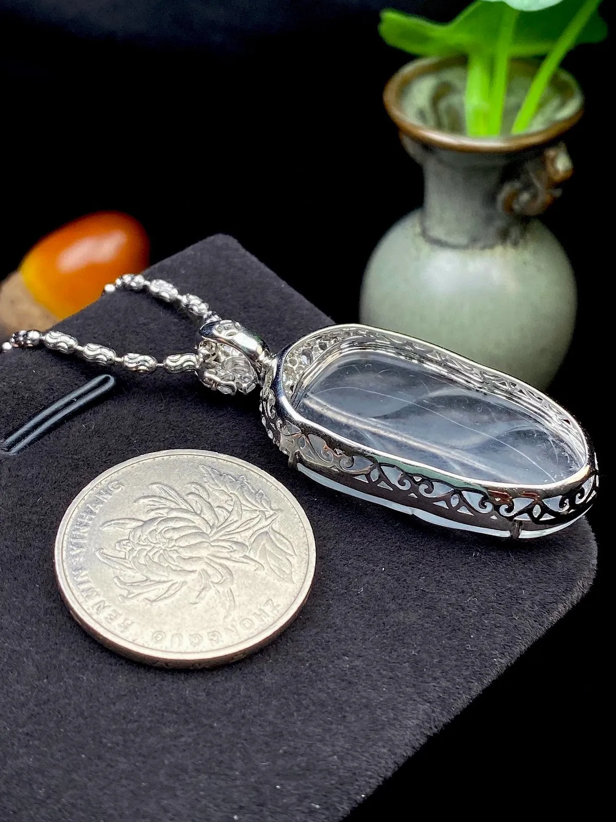 【冰种叶子】金枝玉叶，质地细腻，冰润透亮，光泽出众，18k金钻镶嵌，裸石尺寸32.6*19.7*4毫米