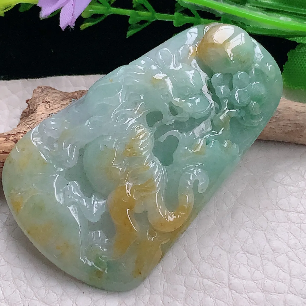 zen自然光66*40*9.8缅甸翡翠a货三彩上山虎 生肖虎玉吊坠 玉挂件