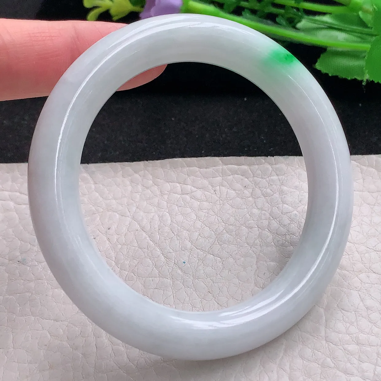 xx自然光56*11*10.5美人镯 翡翠a货玉手镯白底青圆条珠宝玉手环