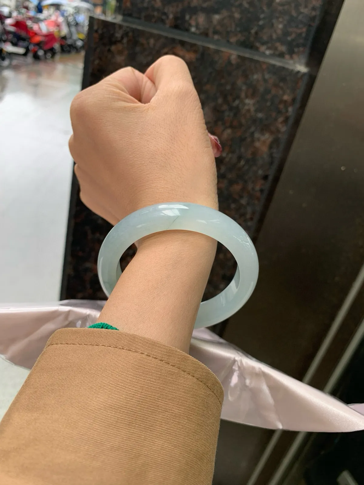 私人专拍
限时特惠链接
飘花正圈，完美，底妆水润细腻，几抹蓝花灵动飘逸，意境感十足，古典优雅又秀气