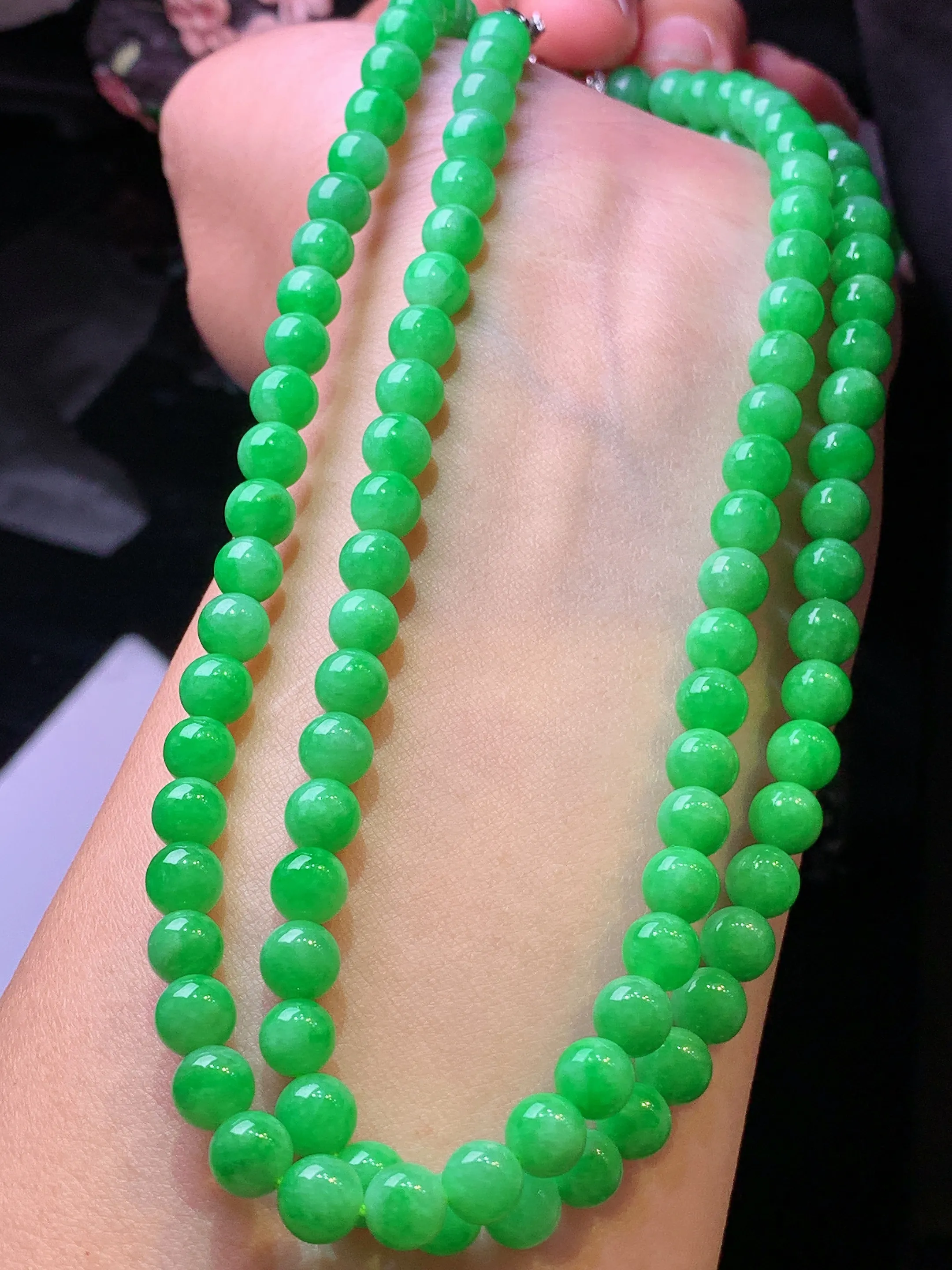 果绿圆珠项链 玉质细腻 水润亮眼 色泽艳丽 整体尺寸6