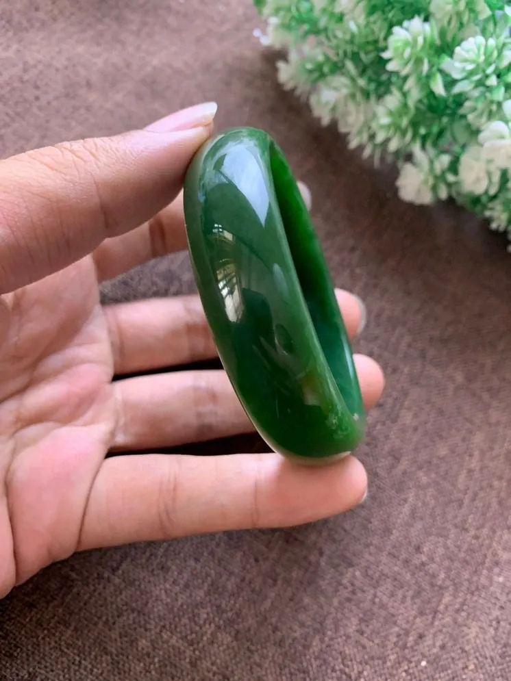 珍藏品，圈口57和田玉碧玉菠菜绿手镯，玉质细腻油润，密度紧凑，高脂粉，高品质