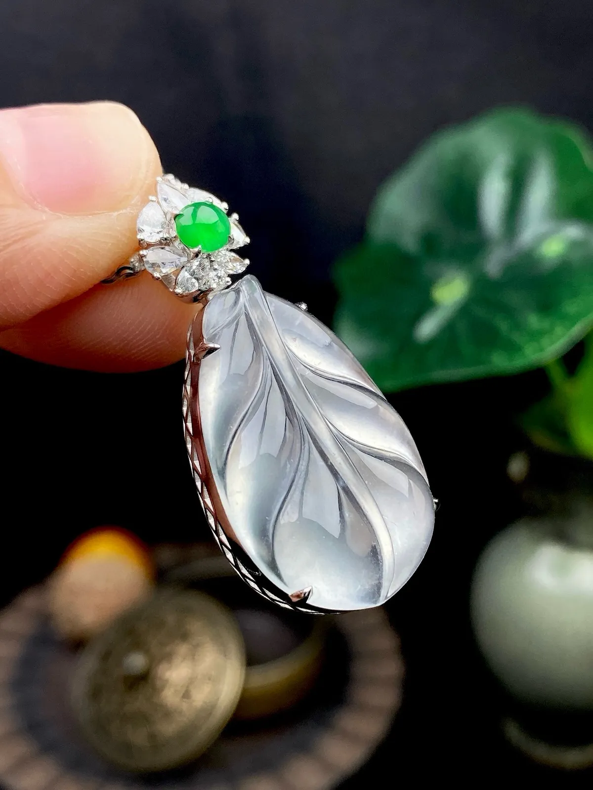 【冰种叶子】金枝玉叶，质地细腻，冰润透亮，光泽出众，18k金钻镶嵌，裸石尺寸24.8*16.1*4.