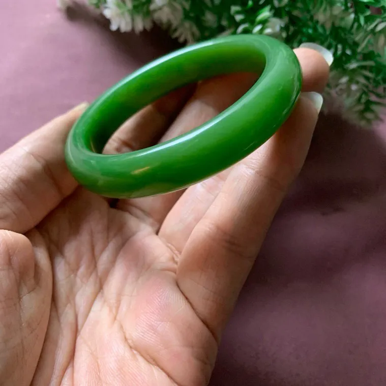 珍藏品，和田玉碧玉55圈口阳绿色手镯，玉质细腻油润 底色纯净 脂粉好，品质高。
