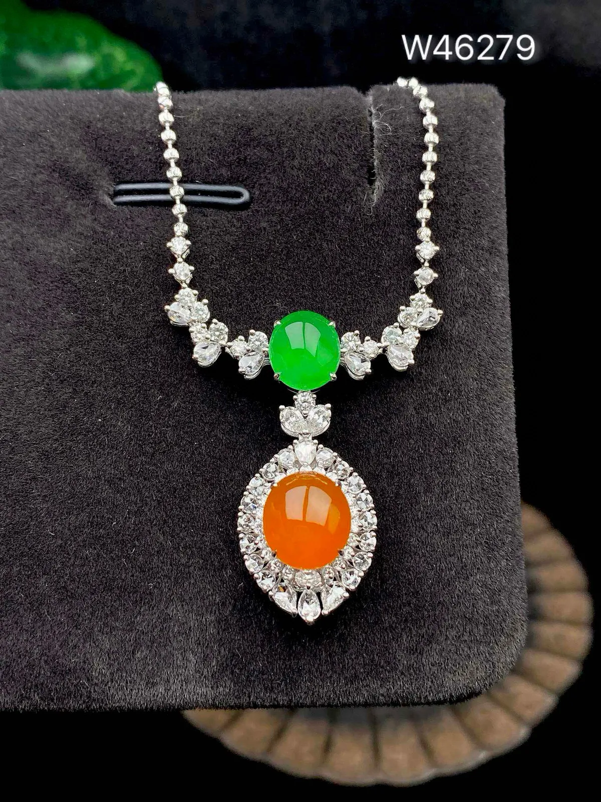 【冰种黄翡蛋面吊坠】质地细腻，冰润透亮，光泽出众，冰感十足，18k金古法镶嵌，裸石尺寸7.6*6.8