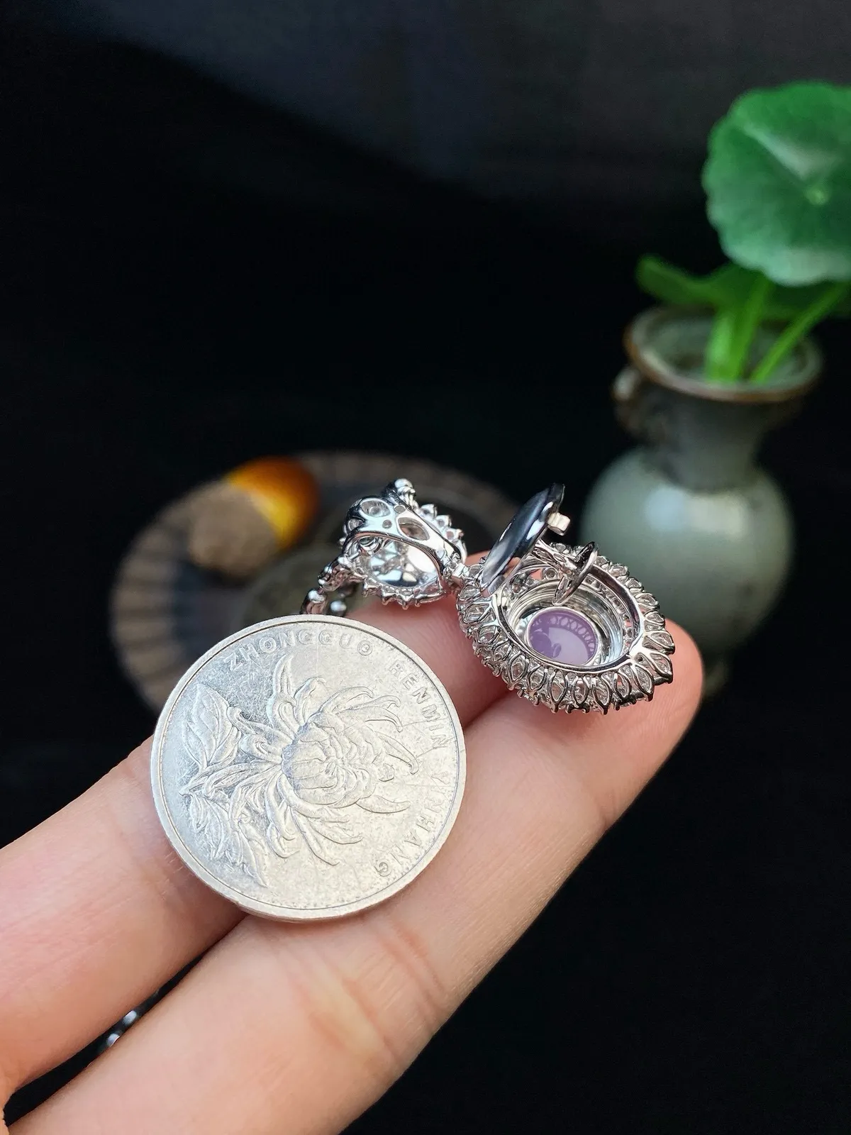 【冰种紫蛋面吊坠】质地细腻，饱满度很好，晶莹剔透，18k金钻镶嵌，裸石尺寸10.5*9.8*4.5毫米