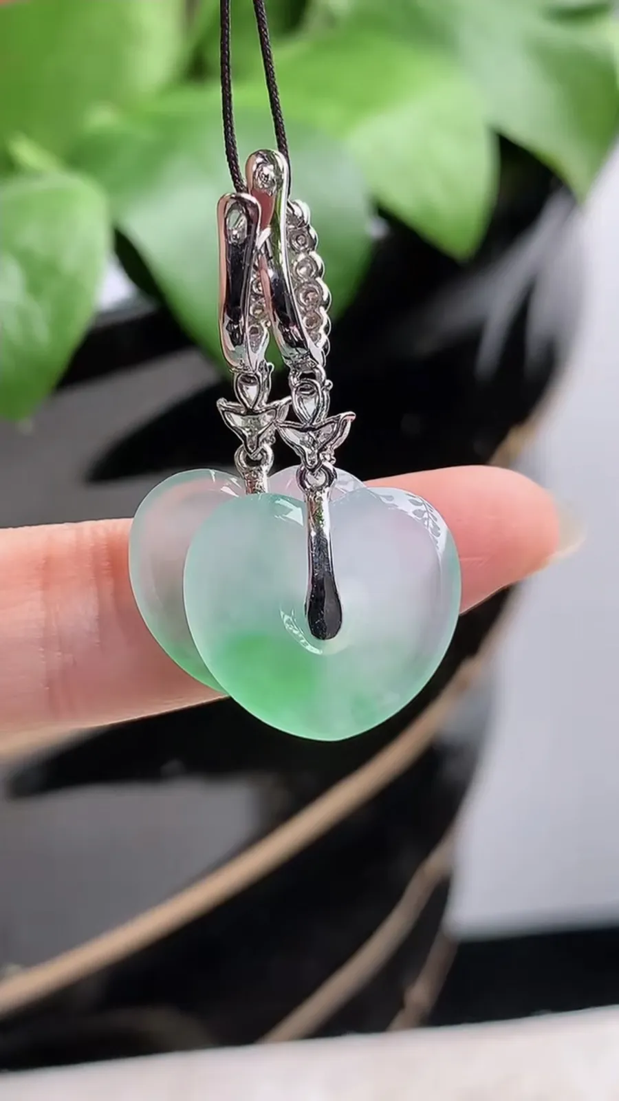 a货翡翠老坑冰种18K金伴钻镶嵌飘绿爱心耳坠 尺寸14.6×16.4×4mm 重量6.62g 1207