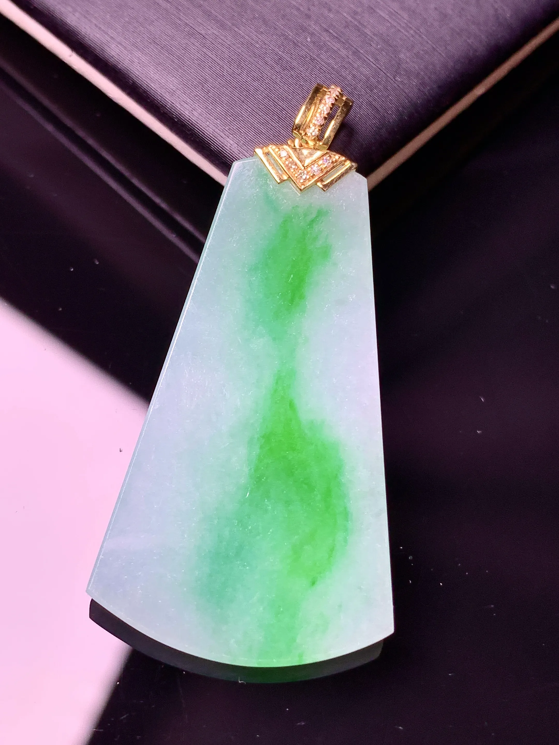 18k金飘绿无事牌吊坠 玉质细腻 水润亮眼 色泽艳丽 整体尺寸43.3*21.2*2.7