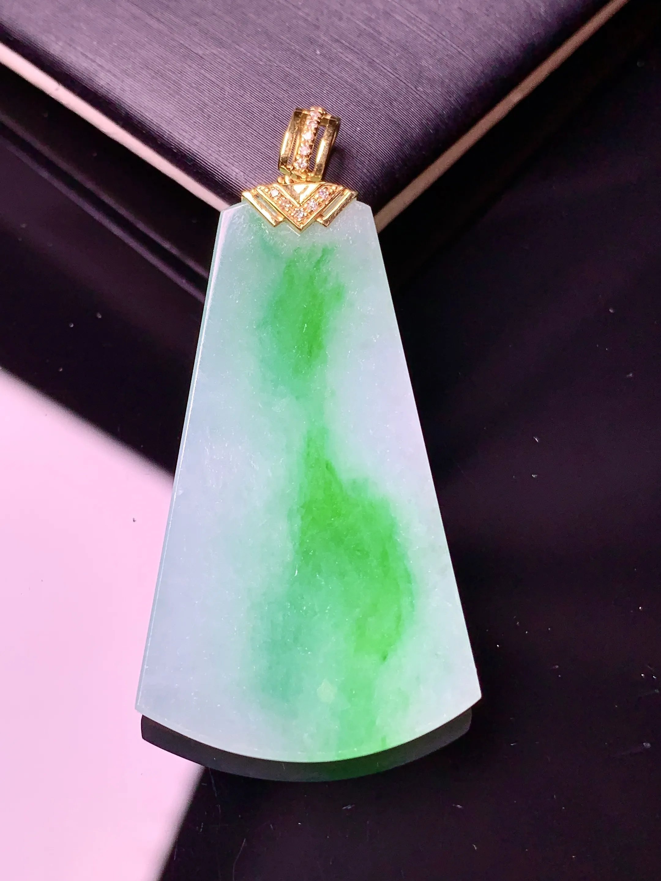 18k金飘绿无事牌吊坠 玉质细腻 水润亮眼 色泽艳丽 整体尺寸43.3*21.2*2.7