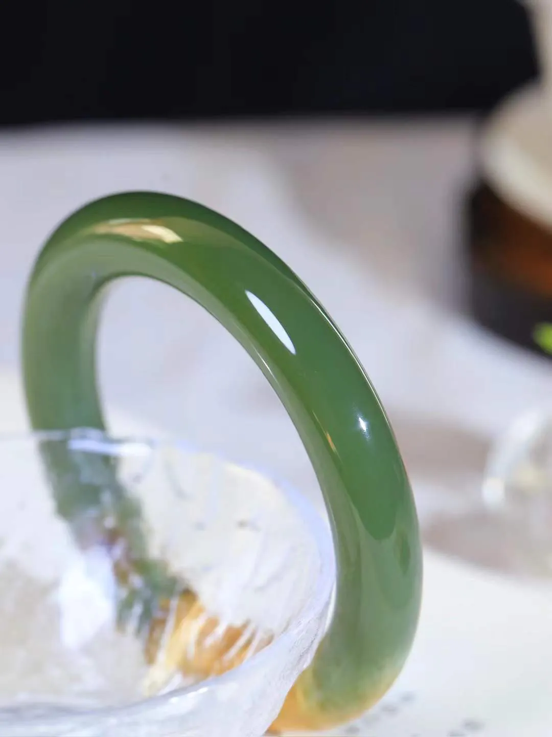 【暖玉生香·手镯】

收藏级和田玉沙枣青手镯，质地油润细腻，色泽高贵典雅，镯型古朴典雅。在诗情画意的雨巷相遇，你是我腕间的一抹风情，有你眸有深情，清风荡漾湖间静水，我愿俯身低眉，在烟波涟漪处，寻你深情倩影。内径58mm尺寸11.5-11.6mm重73.61克fDL-181271300