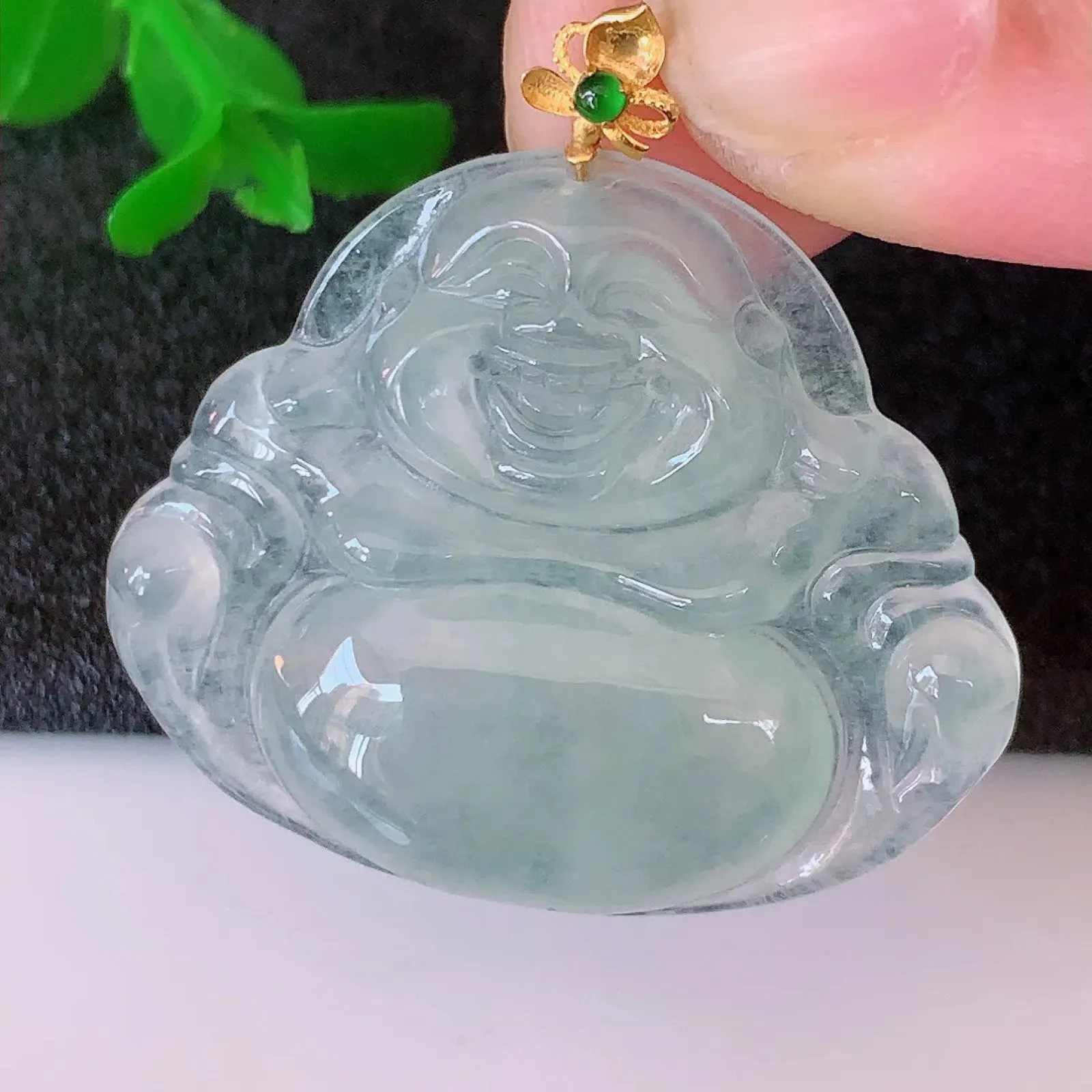 自然光实拍，18K金镶嵌翡翠佛公吊坠，冰透饱满， 佛公亦保平安，寓意有福（佛公）相伴，品相佳，配戴优雅迷人！#122.3整体31裸石31.5*26*5mm