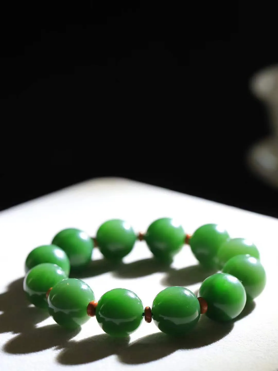 【珠圆玉润.手串】

收藏级臻品️和田玉碧玉珠圆玉润手串 玉质温润细腻  整串打磨圆润，佩戴舒适。珠珠落玉盘，间关莺语花底滑，一生美好时光，无论身在何处，都有它相伴相守。事事顺遂，幸福美满，吉祥如意。重95.2克 尺寸取一17.2mm  FDA-22120633