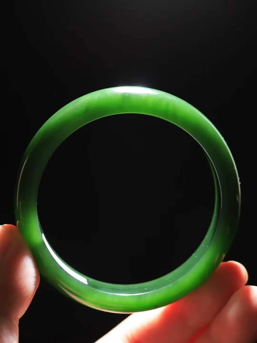 【碧波流转·手镯】

收藏级臻品️和田玉碧玉手镯，玉质细腻温润，手感舒适，️线条流畅，简约大气，美自天成，佩戴于腕间，婉约之美，举手投足间透出那份低调奢华，醉人心扉。
重57.2克 内径圈口60mm尺寸14.3-7.9mm  FDA-13120608