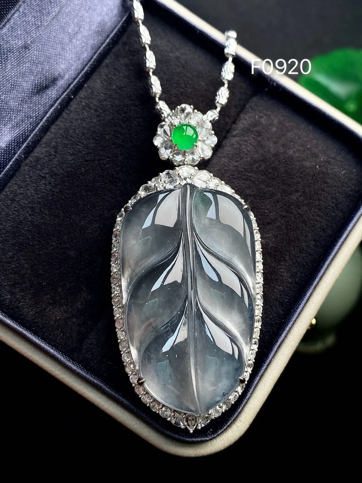 【冰种黑钢叶子】金枝玉叶，质地细腻，冰润透亮，光泽出众，18k金钻镶嵌，裸石尺寸33.7*20.4*