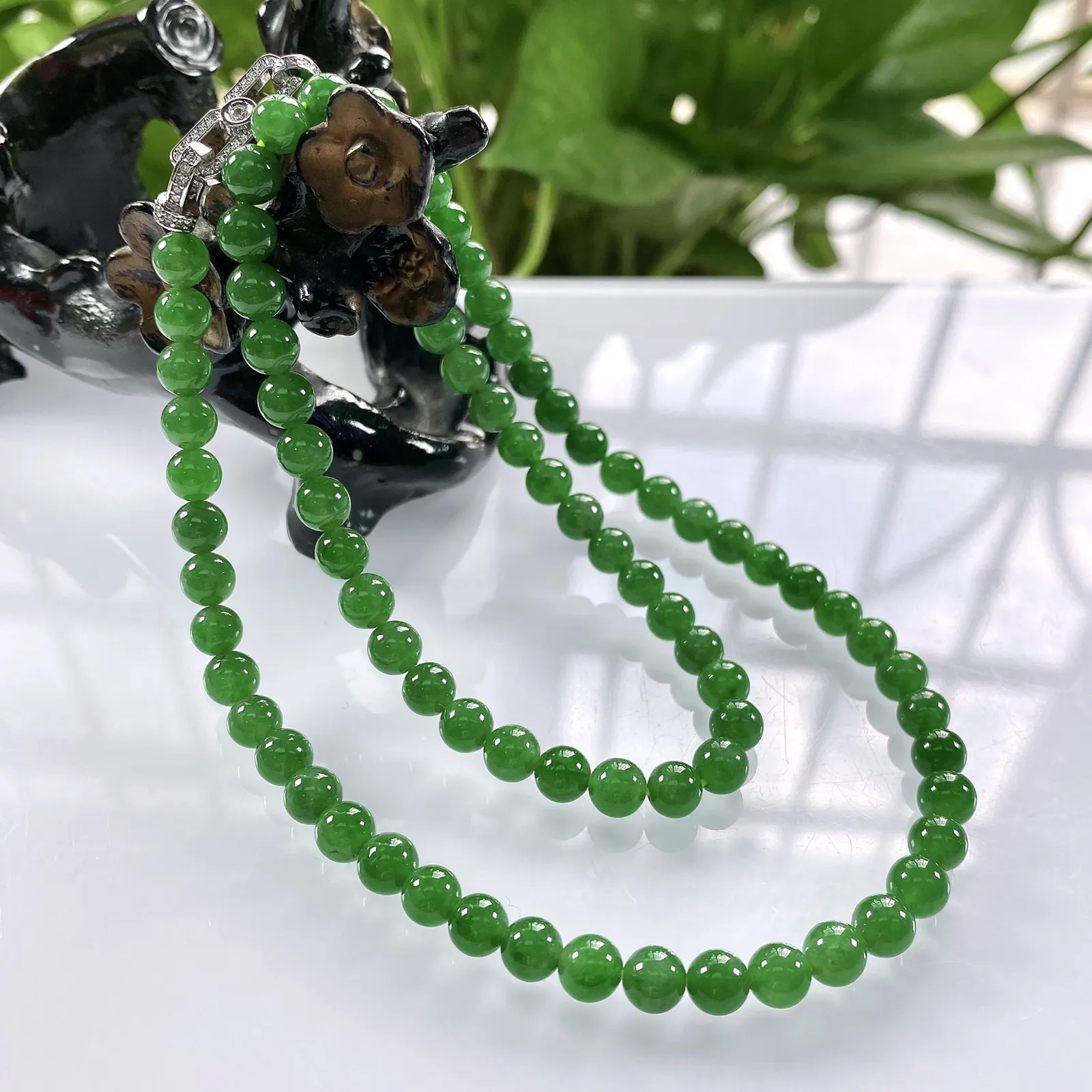 收藏级别，缅甸天然翡翠A货，卡6冰种起胶浓绿圆珠锁骨项链，尺寸：6mm/82颗，长度490mm，重量：29.08g