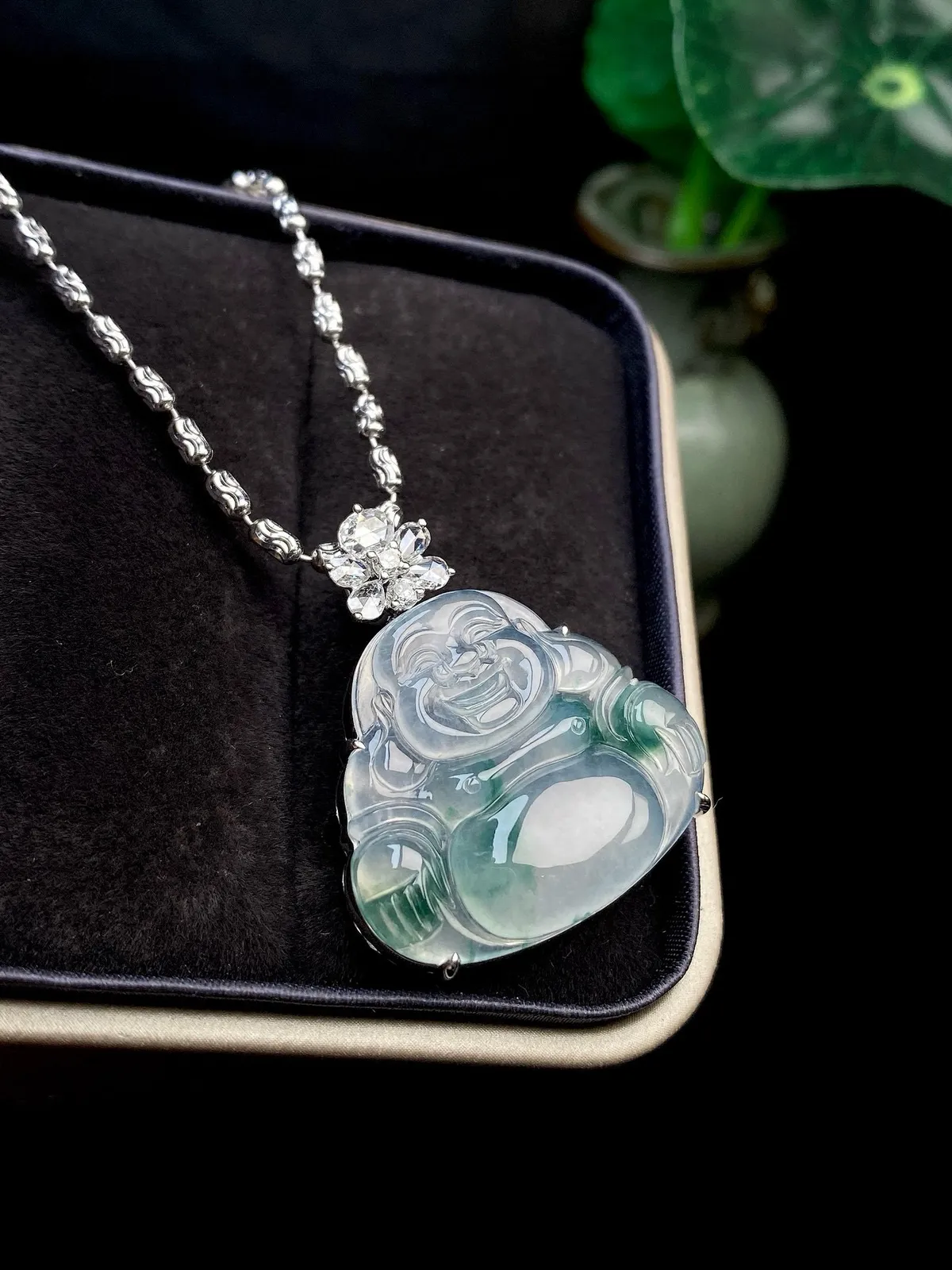 【冰种飘花佛公吊坠】种水上乘，晶莹剔透，纯净通透，莹光感很强，18k金钻镶嵌，裸石尺寸22.4*26