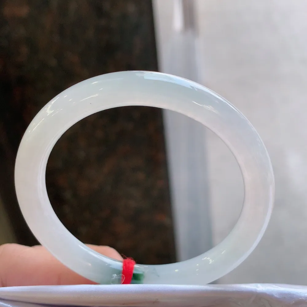 圆条冰飘花 无瑕 尺寸:51.7/7.9
花美