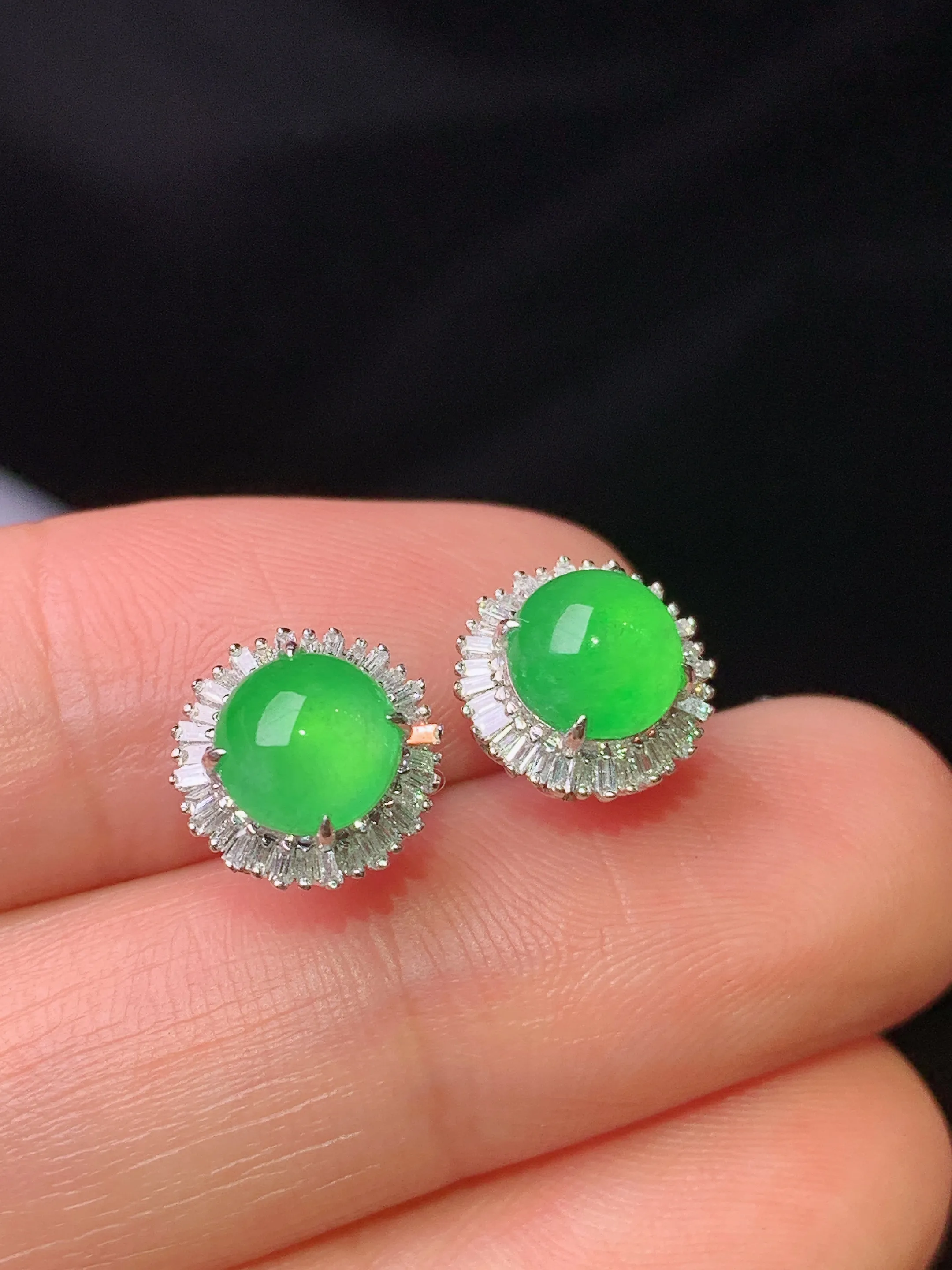 18k金钻镶嵌满绿蛋面耳钉 玉质细腻 水润亮眼 色泽艳丽 整体尺寸9.5*7.5