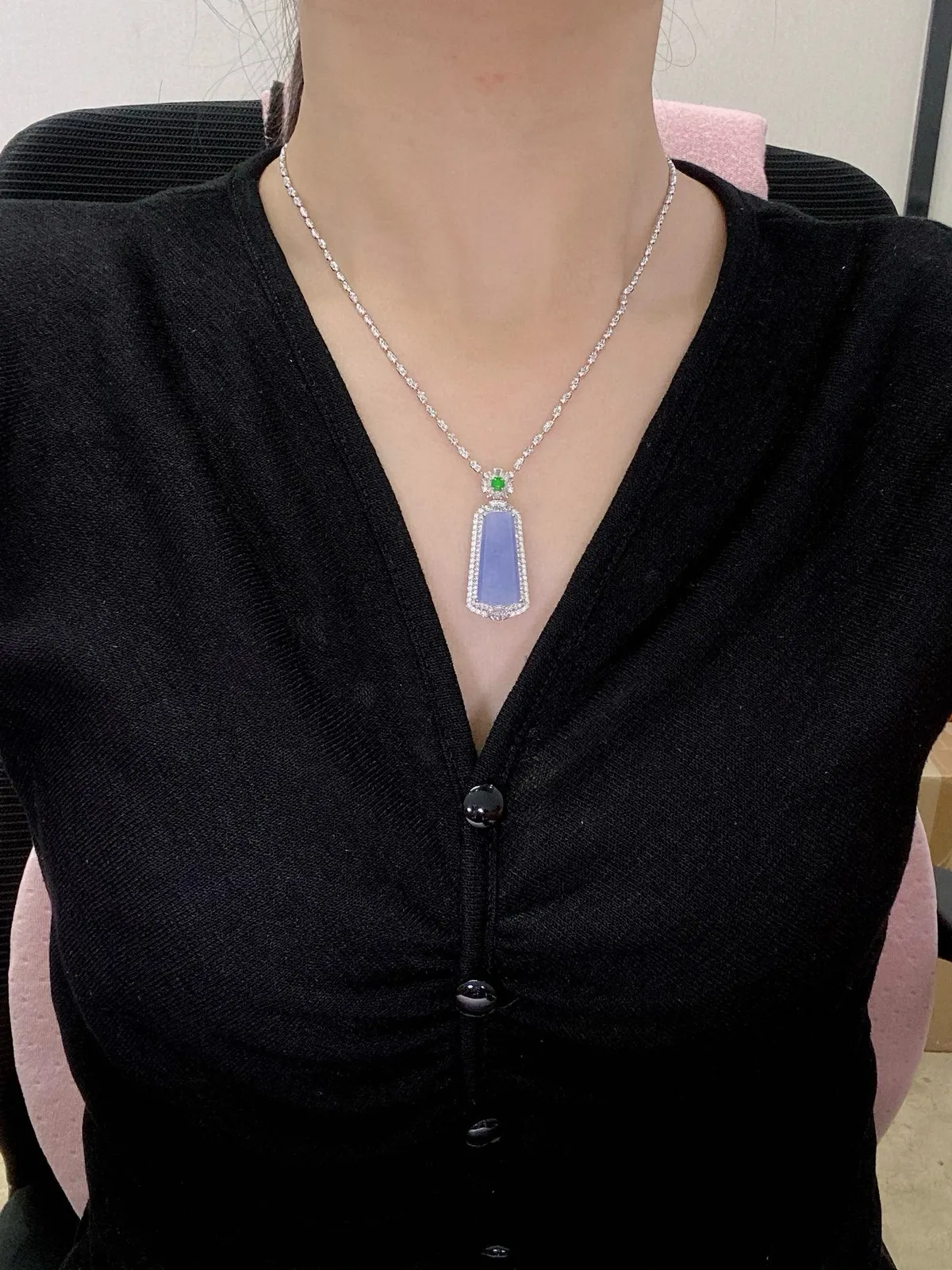 【冰种紫无事柱吊坠】质地细腻，光泽度不错，18k金钻镶嵌，裸石尺寸22.9*10.7*4.4毫米