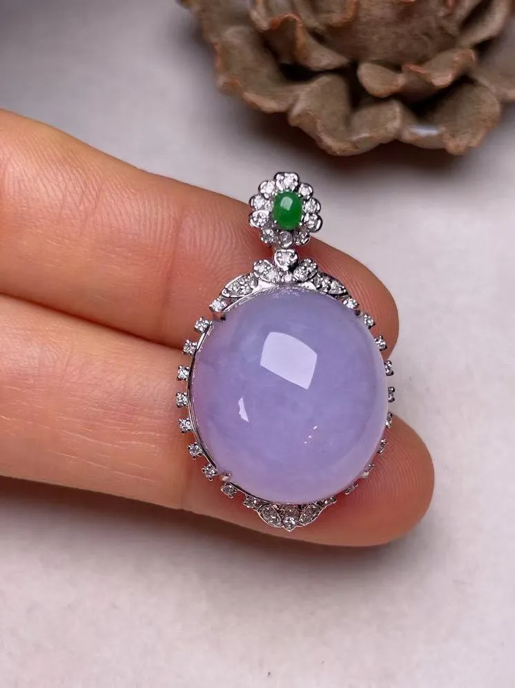 冰糯种淡紫鸽子蛋吊坠、真金真钻镶嵌，种水好，玉质细腻 .裸石尺寸  18.6*16.9