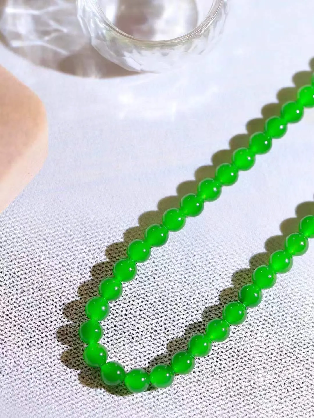 【珠圆玉润.项链】

精品和田玉碧玉珠圆玉润项链 玉质温润细腻  整串打磨圆润，佩戴舒适。珠珠落玉盘，间关莺语花底滑，一生美好时光，无论身在何处，都有它相伴相守。事事顺遂，幸福美满，吉祥如意。重37.7克 尺寸取一6mm  791251378A