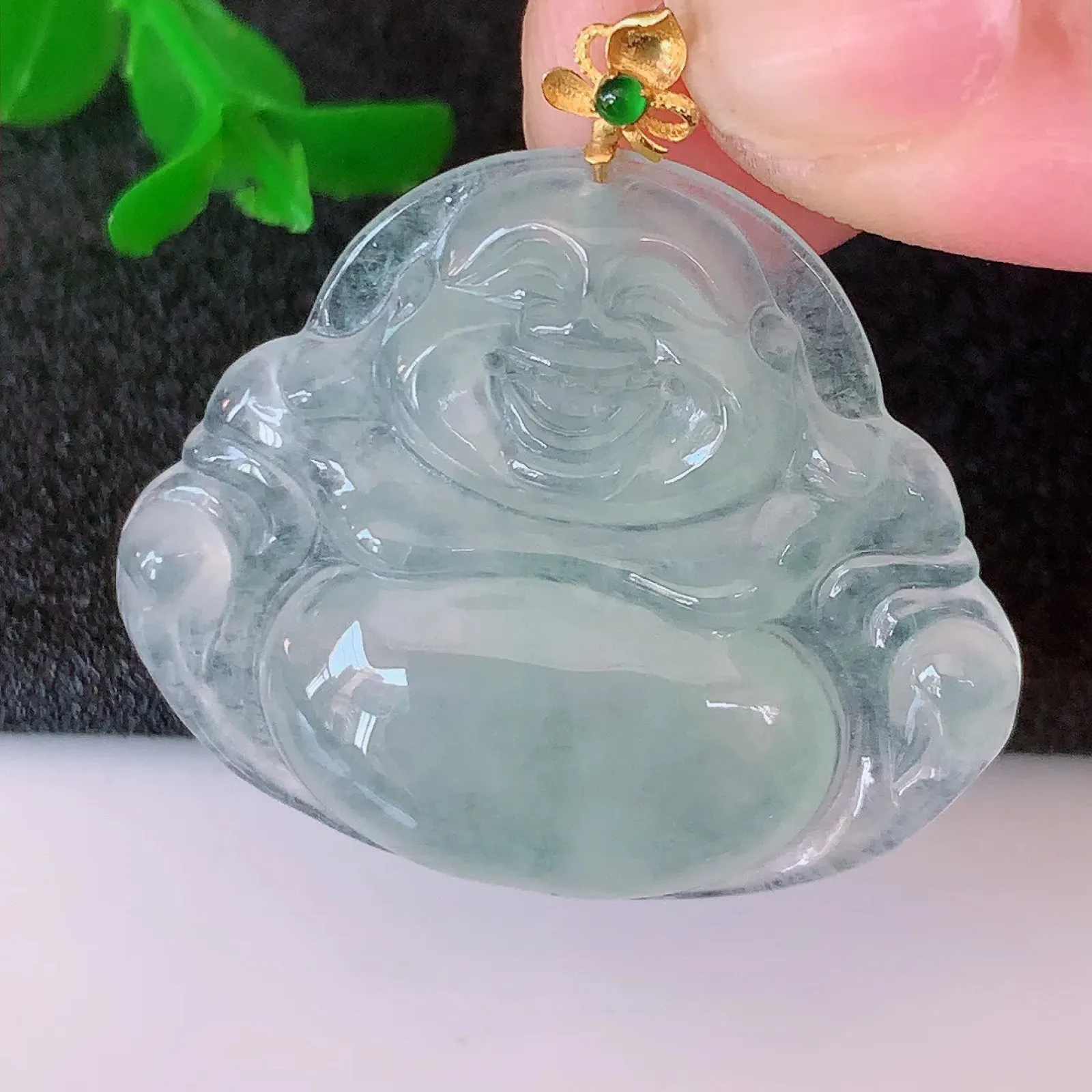 自然光实拍，18K金镶嵌翡翠佛公吊坠，冰透饱满， 佛公亦保平安，寓意有福（佛公）相伴，品相佳，配戴优雅迷人！#122.3整体31裸石31.5*26*5mm