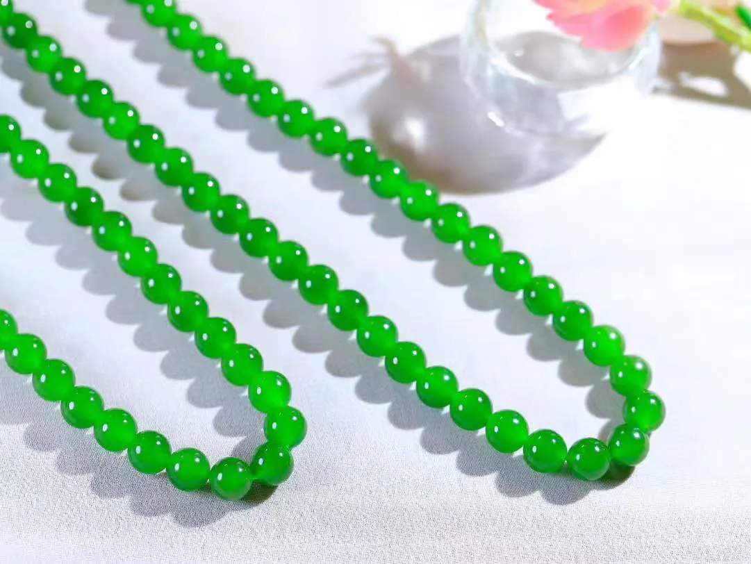 【珠圆玉润.项链】

收藏级臻品️和田玉碧玉珠圆玉润项链 玉质温润细腻  整串打磨圆润，佩戴舒适。珠珠落玉盘，间关莺语花底滑，一生美好时光，无论身在何处，都有它相伴相守。事事顺遂，幸福美满，吉祥如意。重87.8克 尺寸取一8mm  791251378A