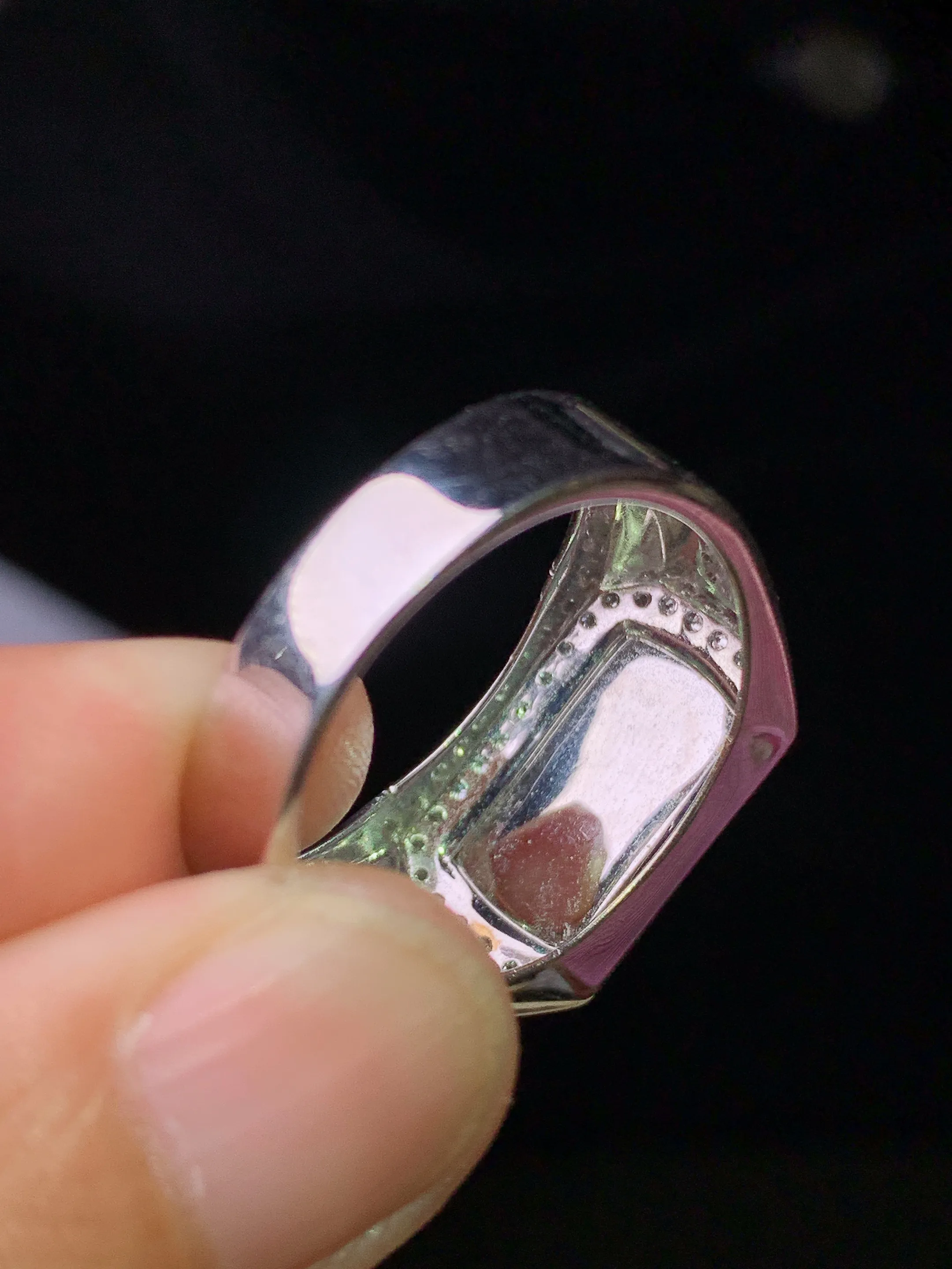 18k金钻镶嵌满绿马鞍戒指 玉质细腻 水润亮眼 色泽艳丽 圈口20 裸石尺寸7.8*13.6*2.2