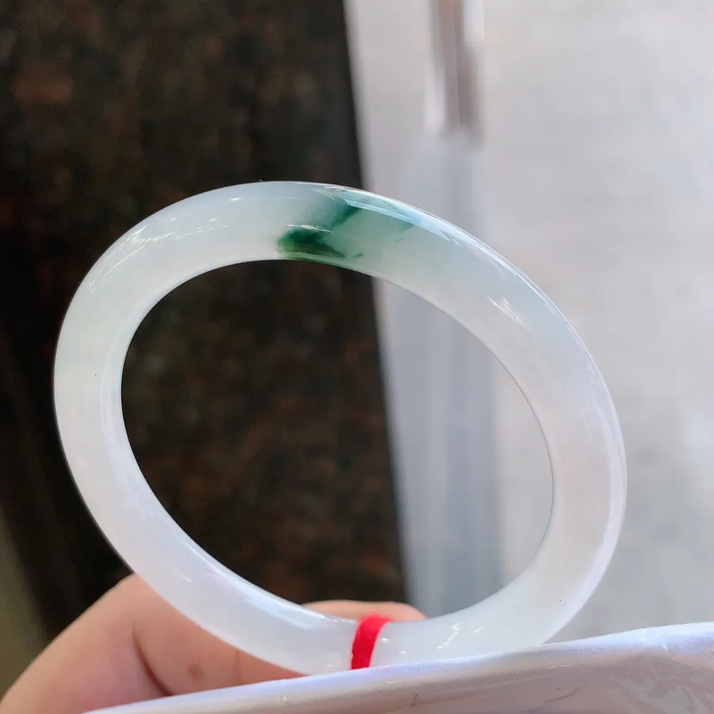 圆条冰飘花 无瑕 尺寸:51.7/7.9
花美