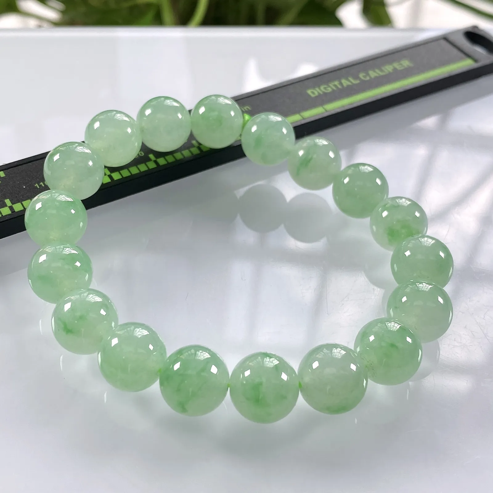缅甸天然翡翠A货，冰种起光起胶晴底飘绿圆珠手串手链，尺寸：11mm/18颗，重量：42.21g