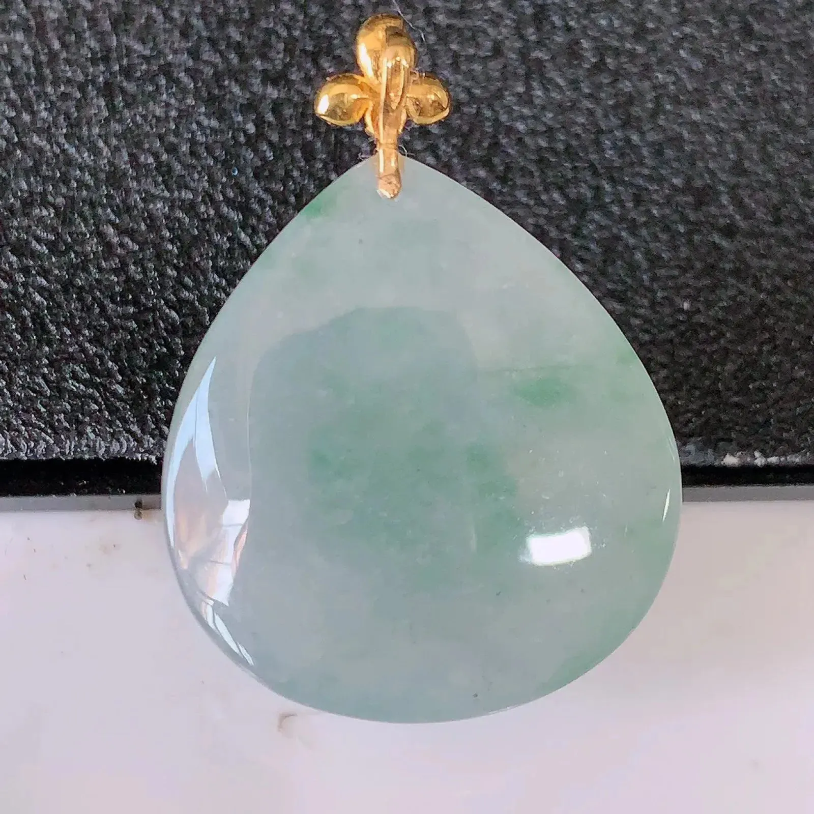 18k金镶嵌冰种飘花翡翠水滴吊坠  款式新颖，佩戴效果时尚出众，尽显气质，水 润精细美感十足。#493.3整体27.8裸石22.5*20.5*6.2mm