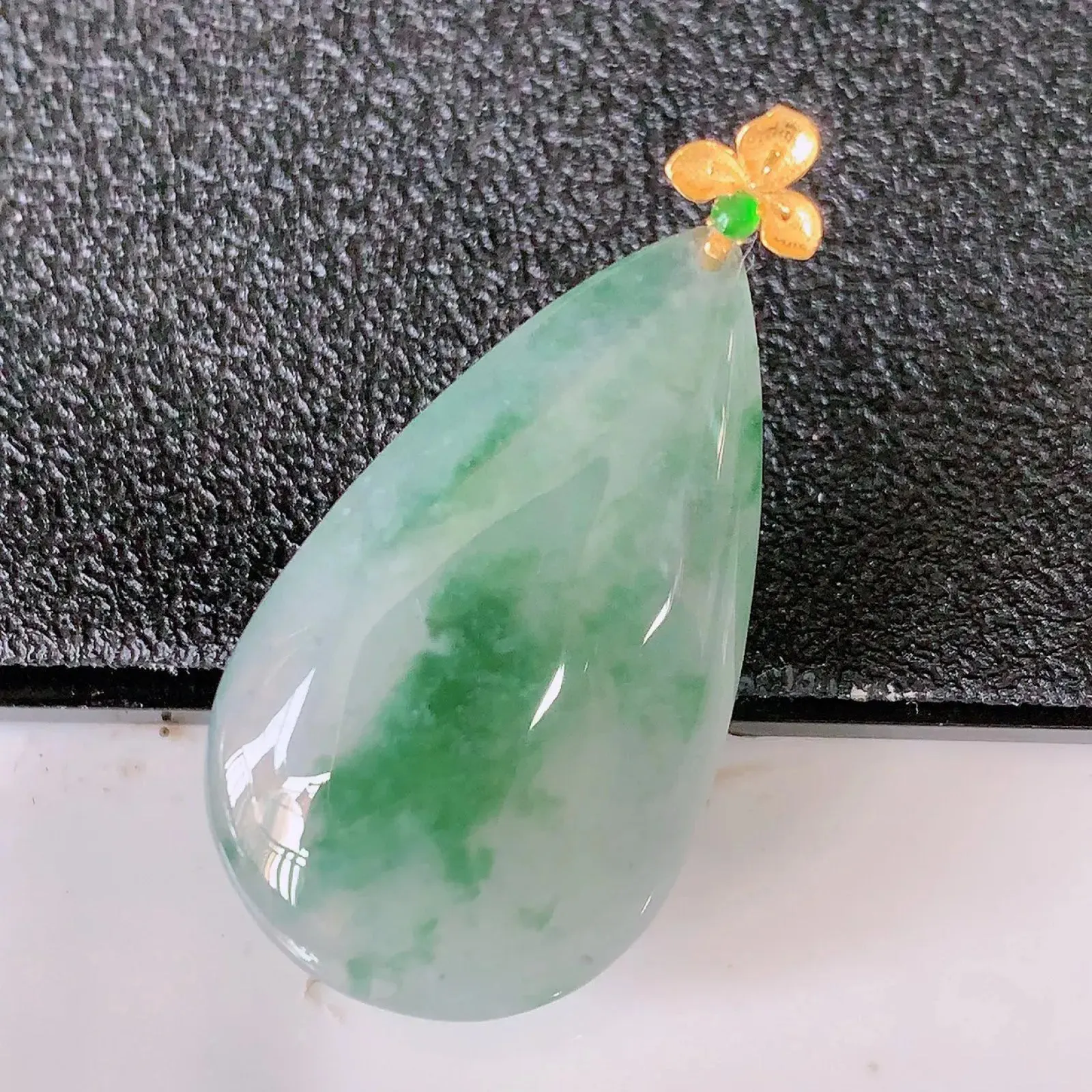 18k金镶嵌冰种飘花翡翠水滴吊坠  款式新颖，佩戴效果时尚出众，尽显气质，水润精细，美感十足。#121.3整体33裸石28-16.8-5.5mm