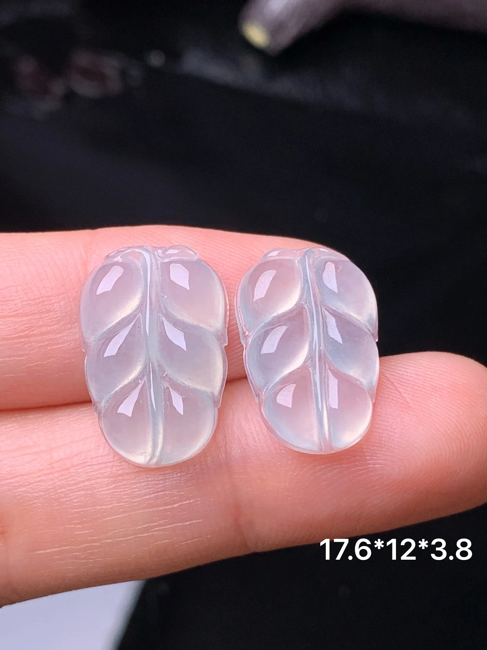 冰种树叶一对 玉质细腻 水润亮眼 色泽艳丽 整体尺寸17.6*12*3.8