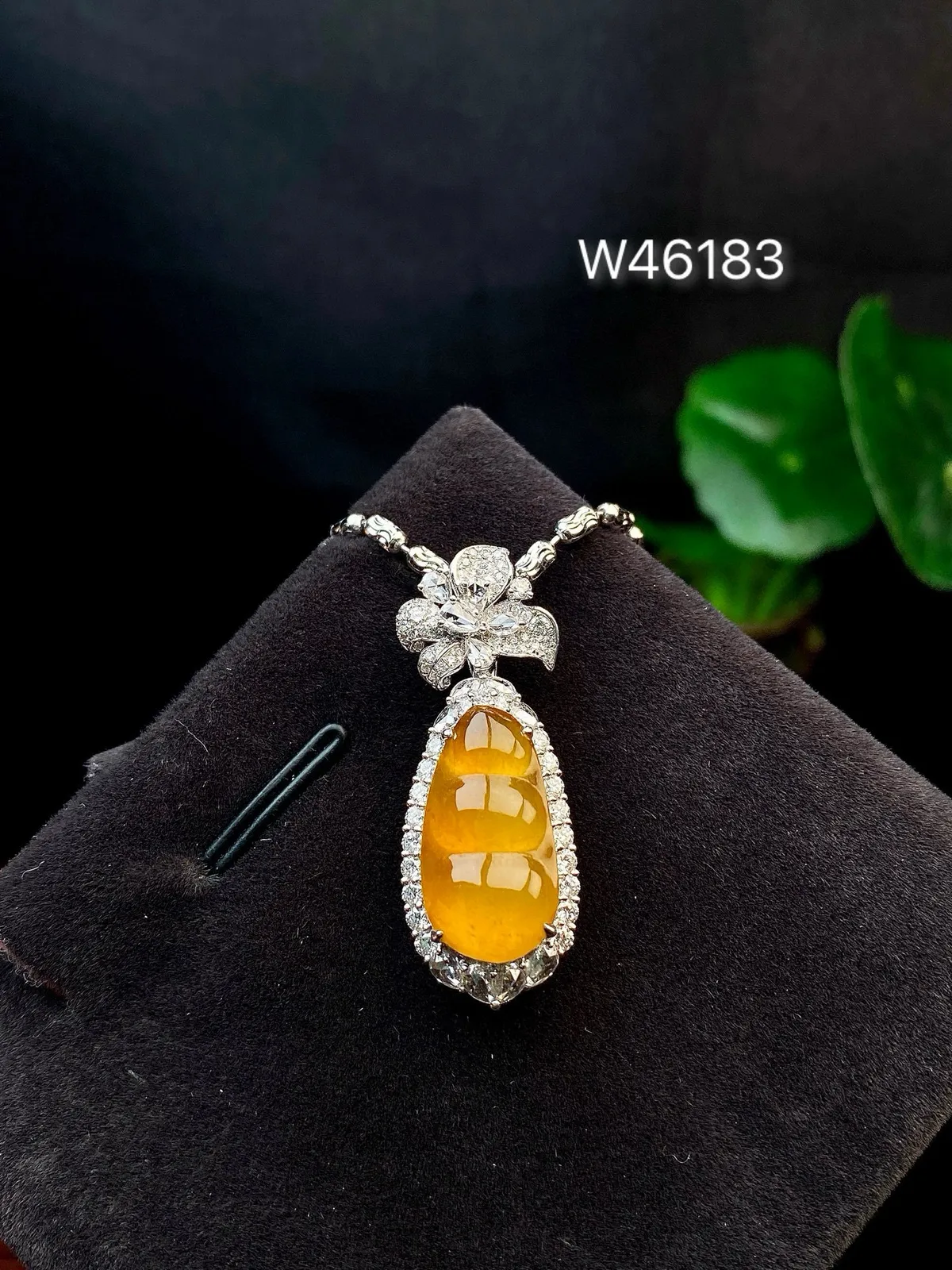 【冰种黄翡福豆镶嵌吊坠】质地细腻，冰感十足，晶莹透亮，18K金钻镶嵌，裸石尺寸17.5*9.2*4.