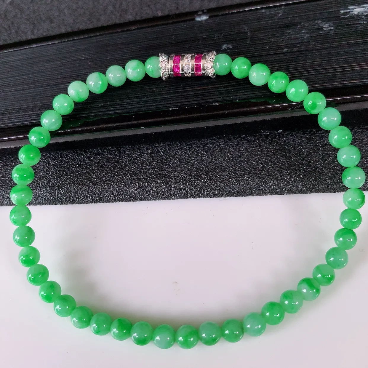 自然光实拍，冰润满绿翡翠手串手链，种老水足，冰清玉润  颜色漂亮  #004.1取一尺寸4.mm