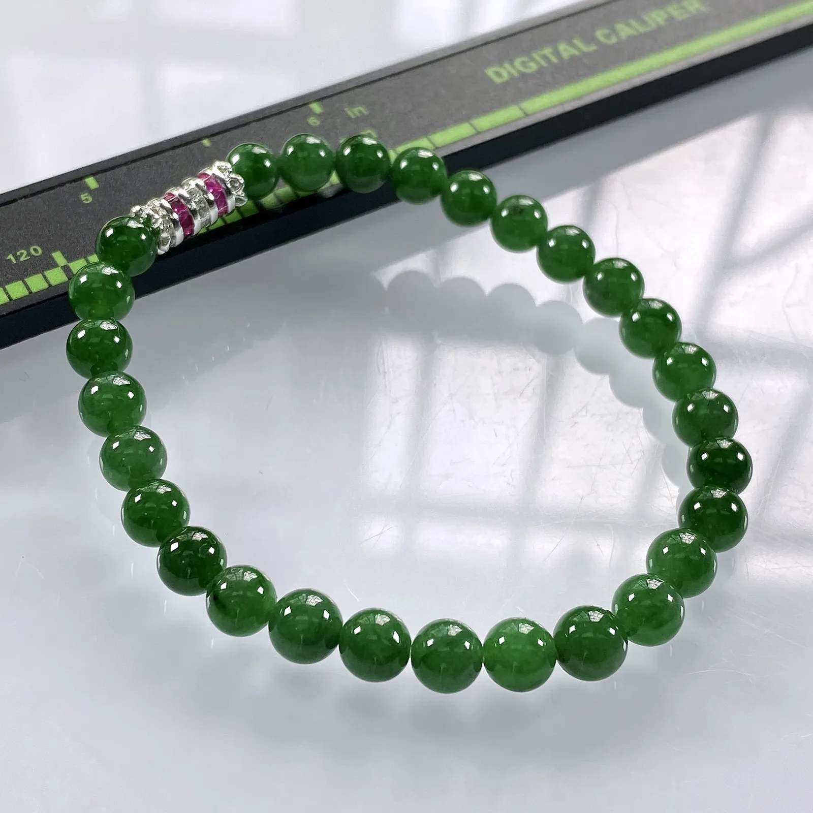 缅甸天然翡翠A货，卡6冰种浓绿圆珠手串手链，尺寸：6mm/28颗，长度175mm，重量：10.20g