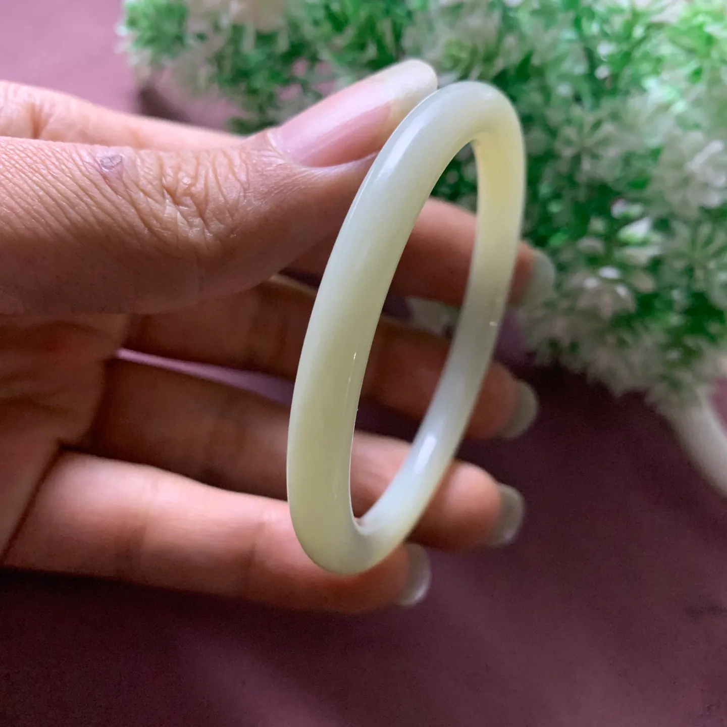 和田玉54圈口淡黄色手镯，圈口54宽7.3玉质细腻油润 底色纯净 脂粉好，品质高