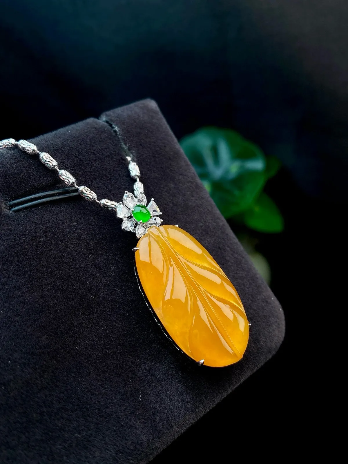 【冰种黄翡叶子】金枝玉叶，质地细腻，冰润透亮，光泽出众，18k金钻镶嵌，裸石尺寸29.2*16.4*