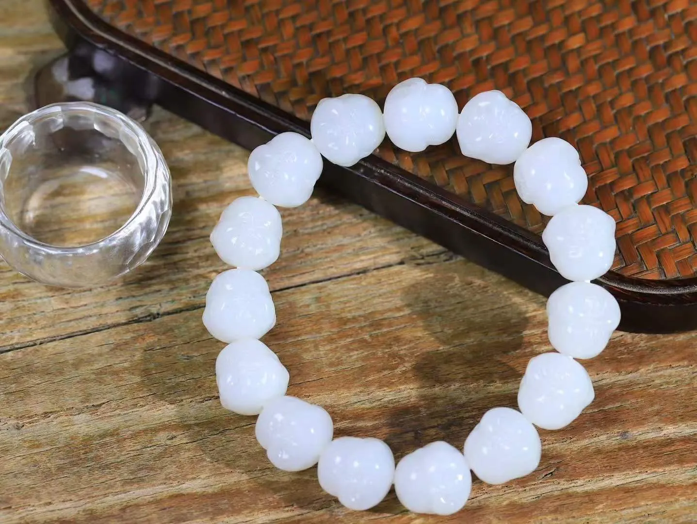 （弥勒笑佛.手串）

精品和田玉白玉弥勒佛手串，脂粉浓郁，玉质细腻温润，油性十足，颗颗精雕笑佛，笑容