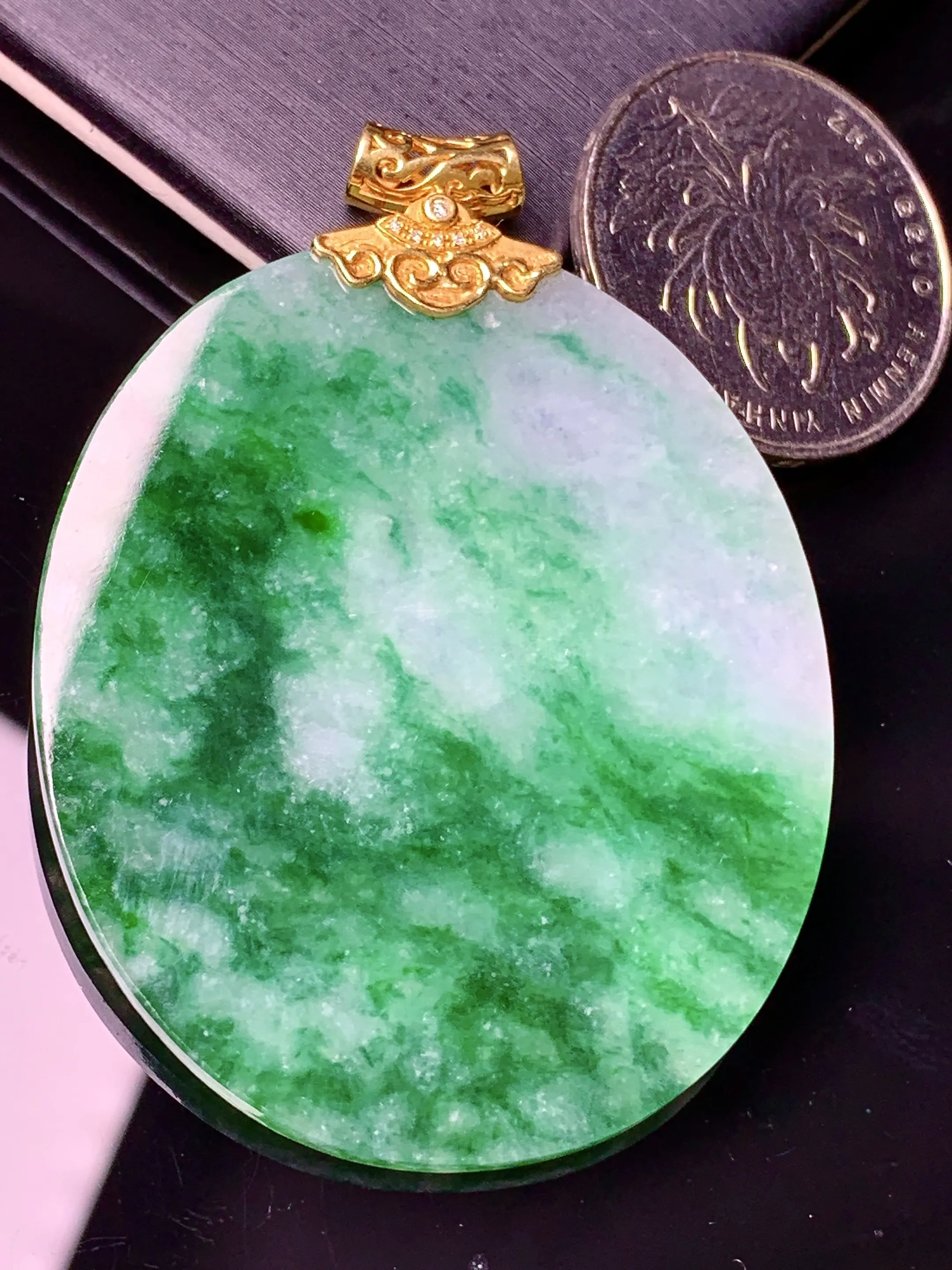 18k金钻镶嵌飘绿圆牌吊坠 玉质细腻 水润亮眼 色泽艳丽 整体尺寸56*41.2*2.5