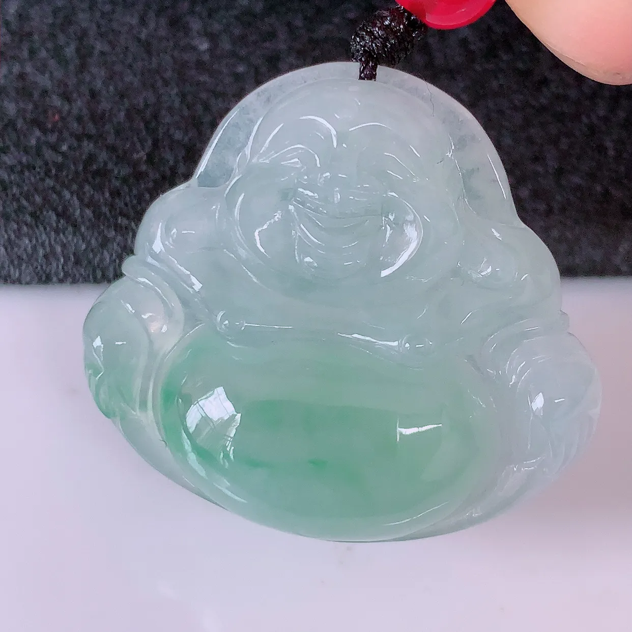 自然光实拍，冰种飘花翡翠佛公吊坠，笑口常开，佛公在心中，一生平安幸福，冰透，佛公翠色迷人，佩戴佳品！