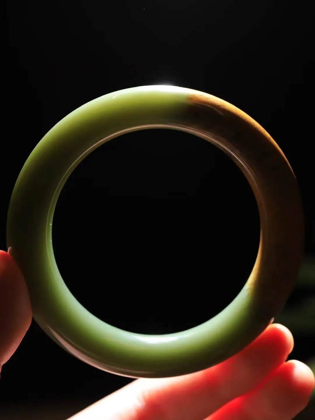 【暖玉生香·手镯】

收藏级和田玉沙枣青手镯，质地油润细腻，色泽高贵典雅，镯型古朴典雅。在诗情画意的雨巷相遇，你是我腕间的一抹风情，有你眸有深情，清风荡漾湖间静水，我愿俯身低眉，在烟波涟漪处，寻你深情倩影。内径58mm尺寸11.5-11.6mm重73.61克fDL-181271300