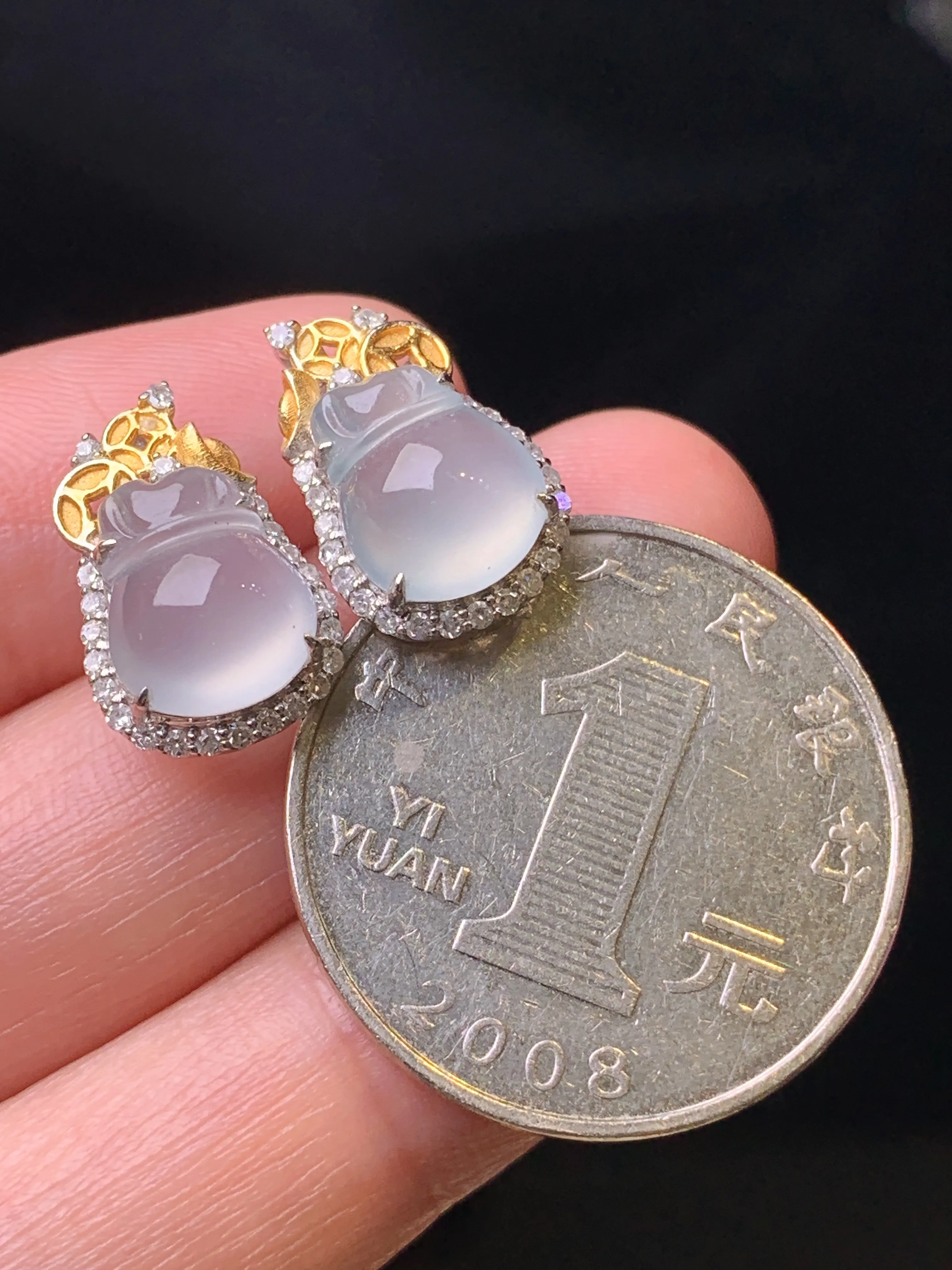 18k金钻镶嵌冰种钱袋耳钉 玉质细腻 水润亮眼 色泽艳丽 整体尺寸15.5*10*7.5