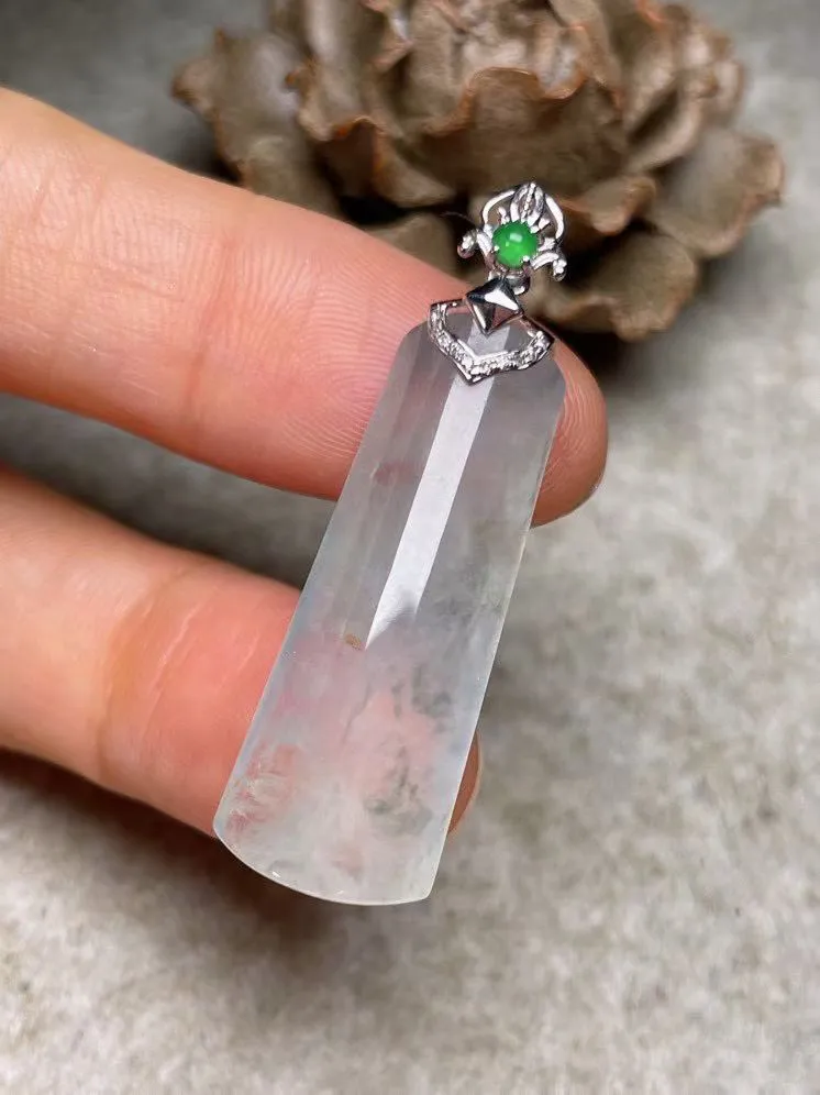 冰种飘花无事牌吊坠、真金真钻镶嵌，种水好，玉质细腻 .裸石尺寸 30.5*11.5