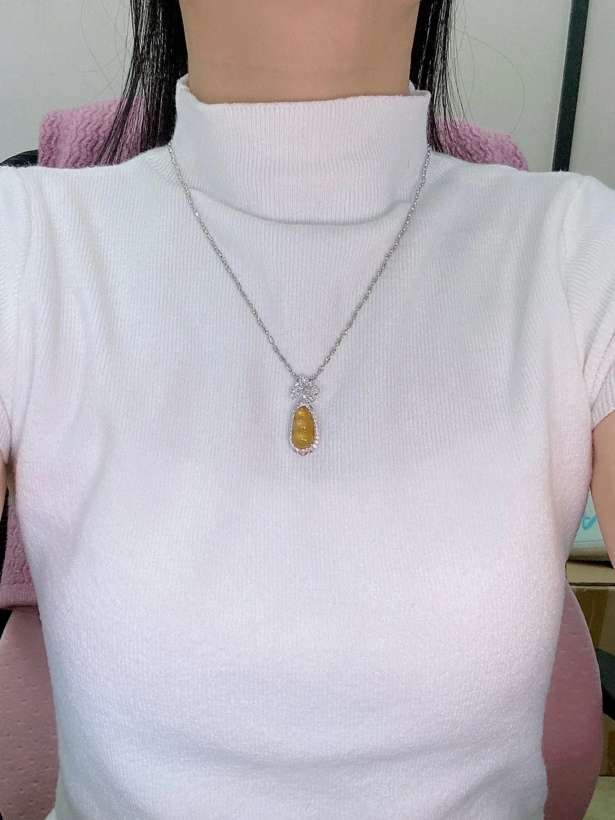 【冰种黄翡福豆镶嵌吊坠】质地细腻，冰感十足，晶莹透亮，18K金钻镶嵌，裸石尺寸17.5*9.2*4.1毫米