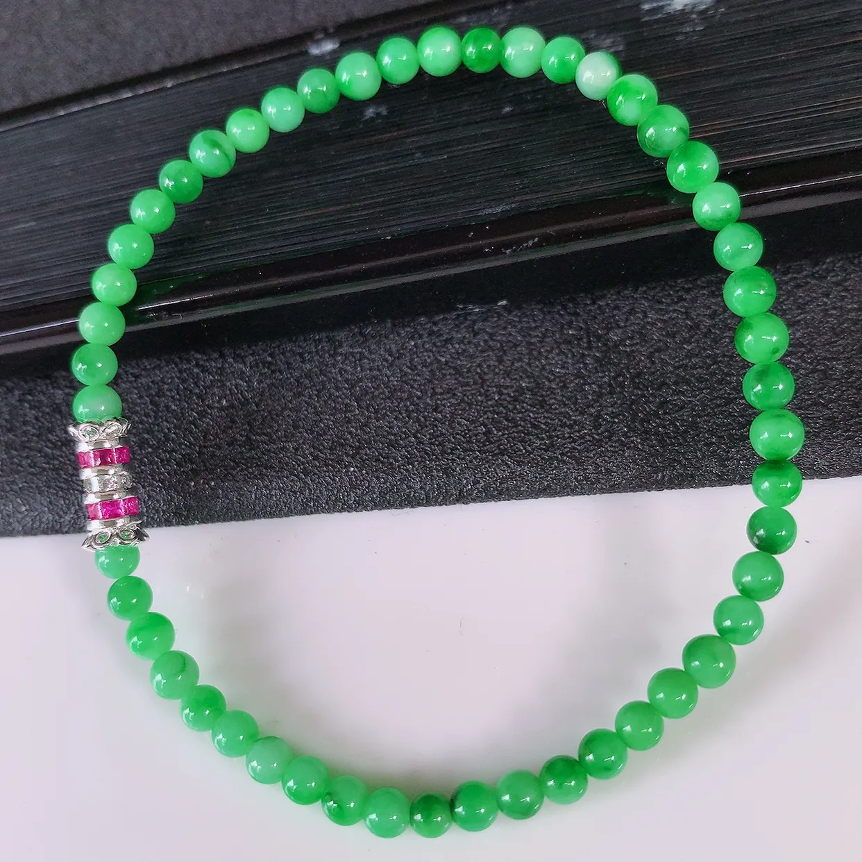 自然光实拍，冰润满绿翡翠手串手链，种老水足，冰清玉润  颜色漂亮  #003.1取一尺寸3.9mm