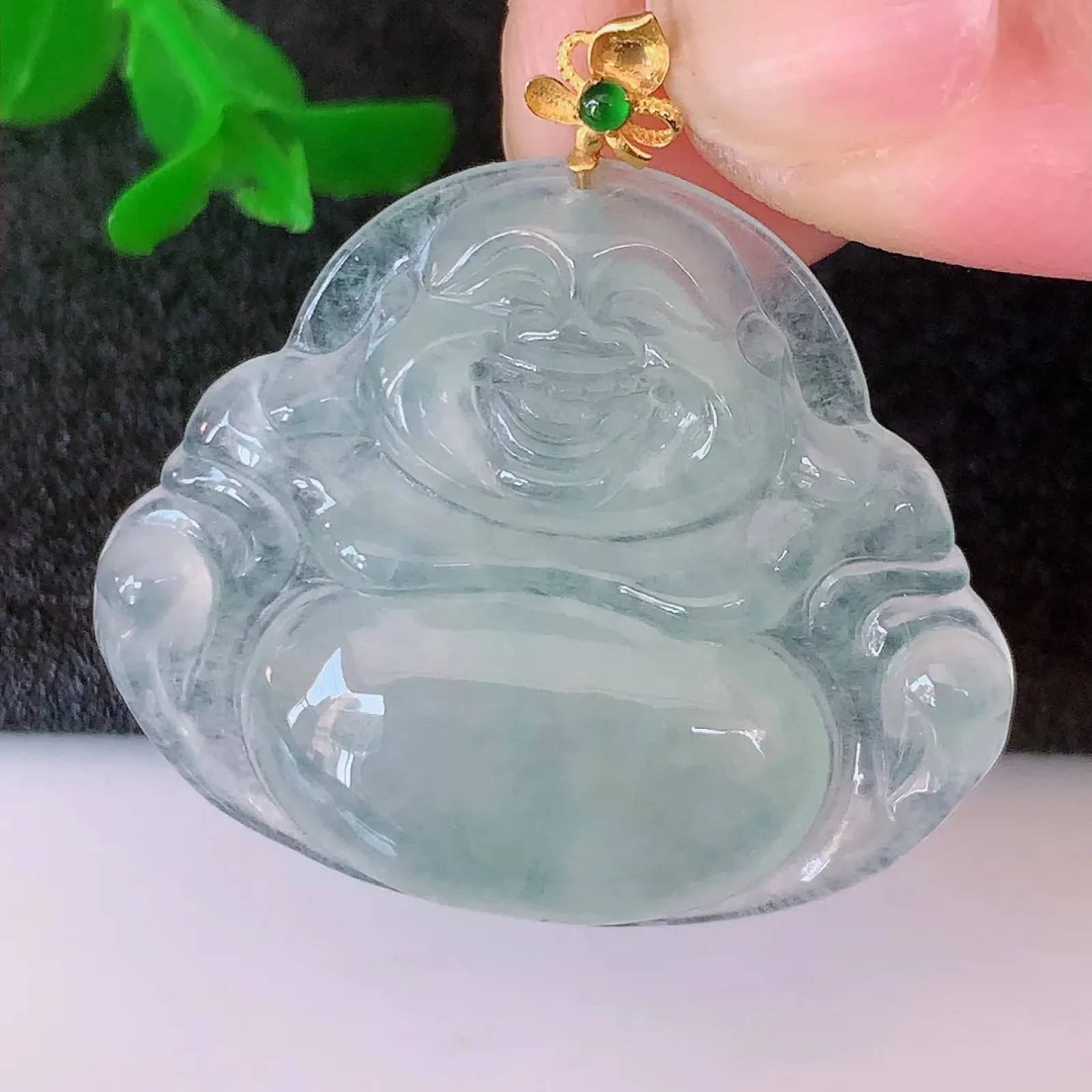 自然光实拍，18K金镶嵌翡翠佛公吊坠，冰透饱满， 佛公亦保平安，寓意有福（佛公）相伴，品相佳，配戴优