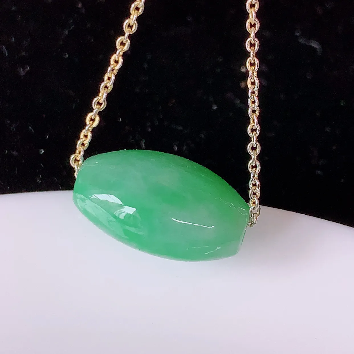 自然光实拍，冰润满绿翡翠路路通吊坠，寓意好运连连，路路畅通，经典款式，财运滚滚，路路通，佩戴效果更好！ 配银链子#058.3尺寸17*11.5*9mm