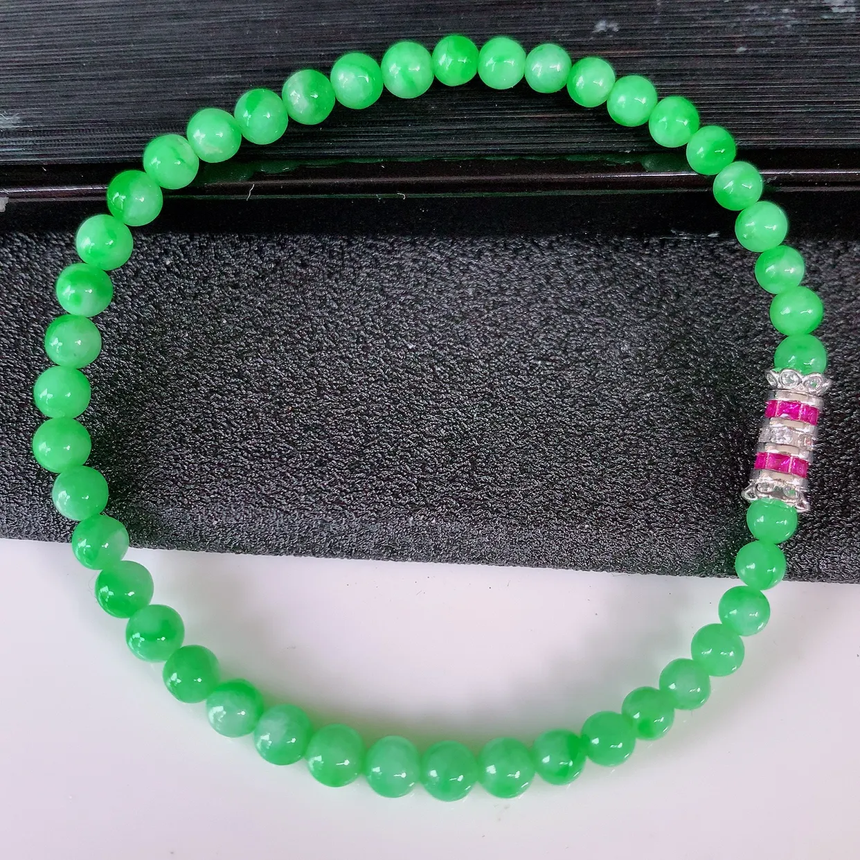 自然光实拍，冰润满绿翡翠手串手链，种老水足，冰清玉润  颜色漂亮  #002.1取一尺寸4.3mm